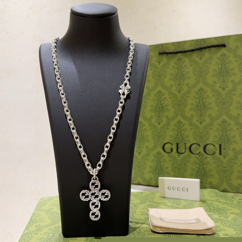 G*u*i necklaces